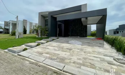 Casa Moderna Estilo Contemporânea, sendo 3 suítes, no Condomínio Marítimo em Tra