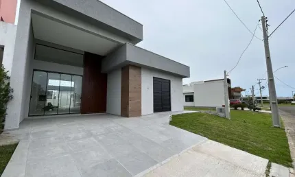 Casa de 4 Dormitórios em Condomínio Exclusivo em Tramandaí