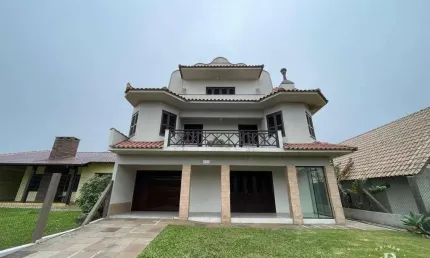 Casa grande com 7 dormitórios próxima a praia de tramandaí