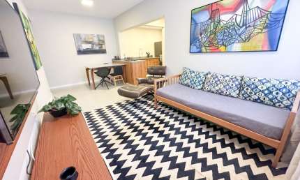 Apartamento reformado localizado na Av. Hercilio Luz. Lugar privilegiado.