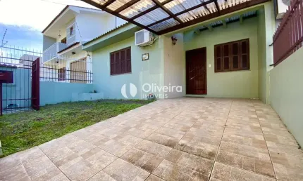 Linda casa semimobiliado com 03 dormitórios, sendo um suíte no bairro medianeira