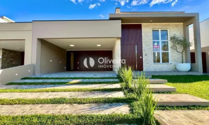 Belíssima casa em construção em condomínio fechado.
