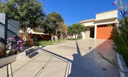 Casa com 02 dormitórios, sendo um suíte no bairro pinheiro machado!