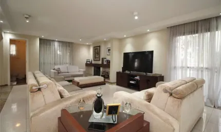 Duplex com 4 dormitórios e 3 vagas em rua tranquila de Mirandópolis