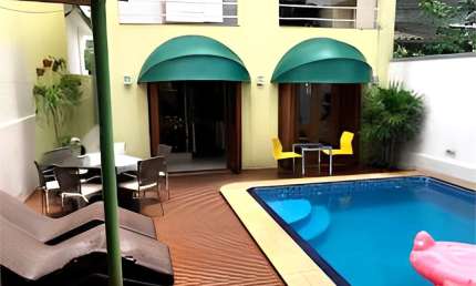 Rua fechada na Vila Mariana. Sobrado reformado com piscina