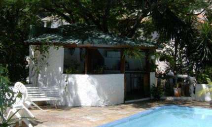 Sobrado no Pacaembu. Casa com vista para praça Charles Muller.