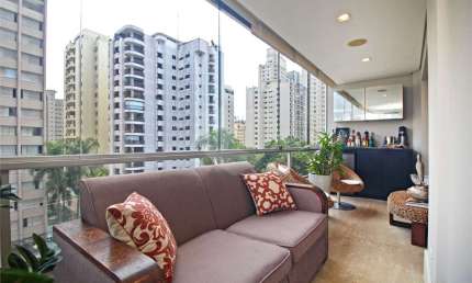 Reformado, 210m² de área útil, 4 dormitórios, sendo 3 suítes e 4 vagas de garagem!