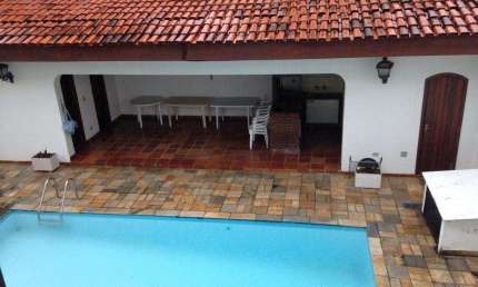 Casa com piscina nas imediações do palácio do governo. Ótimo valor