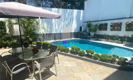 Casa reformada de esquina em estilo mediterrâneo 5 dormitórios