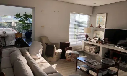 Excelente casa com 4 suítes próxima ao Palácio do Governo.