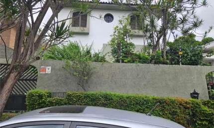 Casa estilo colonial em perfeitas estado de conservação piso quente com tábuas corridas.