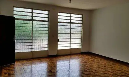 Sobrado com ótima localização, com nove salas, dois salões grandes