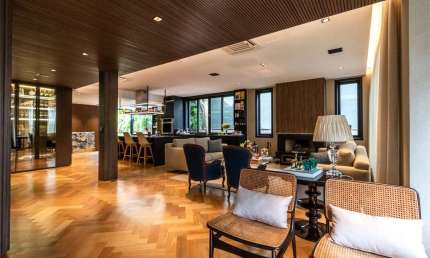 Casa em Estilo Inglês, moderna e sofisticada, excepcional localização, Vende mobiliada.