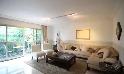 Prédio muito procurado no bairro. Linda vista para copa das árvores. Rua tranquila e arborizada.