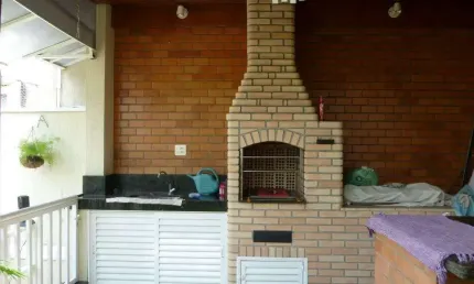 Linda casa na Vila Romana, 2 vagas, churrasqueira, forno a lenha!