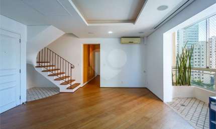 Cobertura reformada, com 250 m2, 3 quartos (1 suíte), piscina aquecida e 2 vagas, fora da rota, a venda em Moema