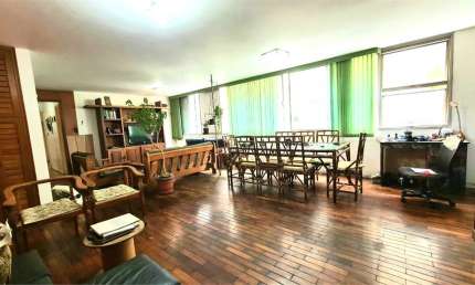 Apartamento com 3 dormitórios, 1 suíte, 3 banheiros, living, 2 vagas
