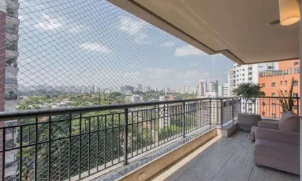 Apto elegante e sofisticado ao lado do Parque Ibirapuera. 3 suites, 5 vagas.