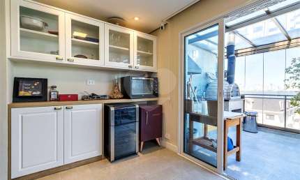 Cobertura reformada a venda em Moema, 192 m2, piscina, espaço gourmet, 3 quartos (2 suítes), 2 vagas