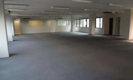 Sala comercial 270m² de vão livre, reformada com segurança. ótima localização.
