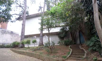 Imóvel num terreno de 1000 m2, com ambientes amplos e com excelente iluminação e ventilação natural