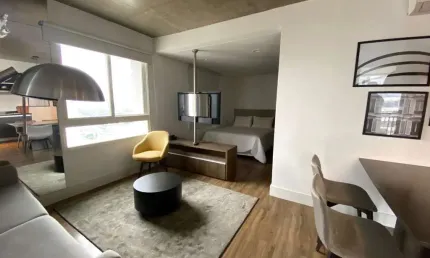 Apartamento mobiliado no Brooklin - 1 suíte - 1 vaga e varanda.
