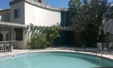Casa clássica e espaçosa para venda ou locação – 5 dormitórios e 10 vagas em bairro nobre!
