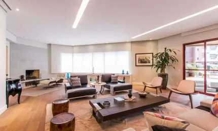 Apartamento à venda de 449 m² no Morumbi, reformado de 4 suites e 4 vagas.