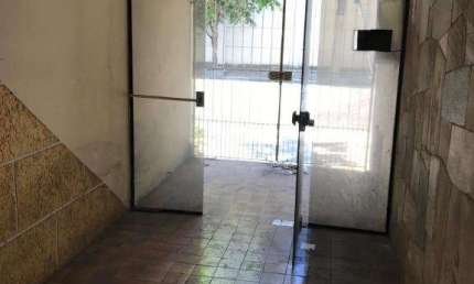 sobrado com loja e entradas independentes, rua de grande movimento pedestres e veiculos,