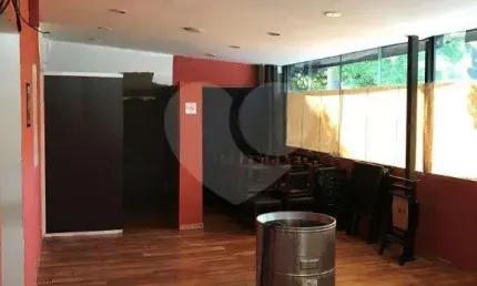 Casa de esquina com varanda coberta, ar condicionado, antigo restaurante!!!