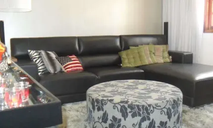 Maravilho sobrado com fino acabamento, 3 suítes, living amplo, sala de tv, quintal e churrasqueira.