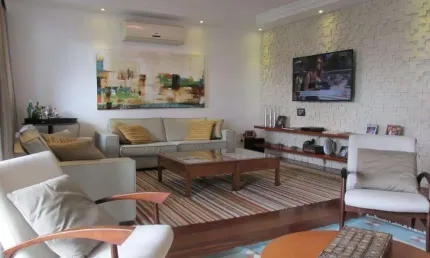 Apartamento à venda de 228 m²  em Moema  com 4 dormitórios sendo 3 suites e 4 vagas.