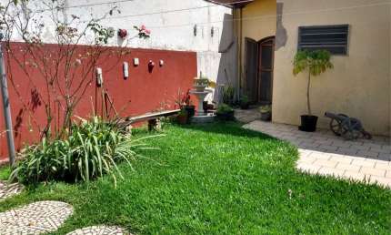 Casa térrea com muito quintal e portão automático !