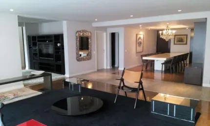 Apartamento reformado em um dos bastiões da arquitetura contenporênea