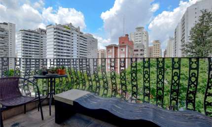 Apto reformado  uma planta maravilhosa com living e terraço amplos e espaços.