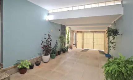 Sobrado isolado a venda no planalto paulista , em rua tranquila e arborizada.