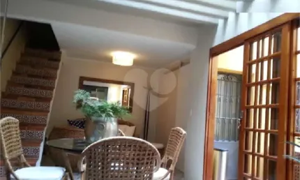 Sobrado impecável,  semi isolado ao lado do  clube sírio