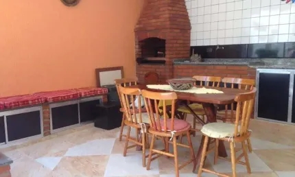 Casa sobrado na vila mariana próximo ao metrô santa cruz, com quintal e churrasqueira.
