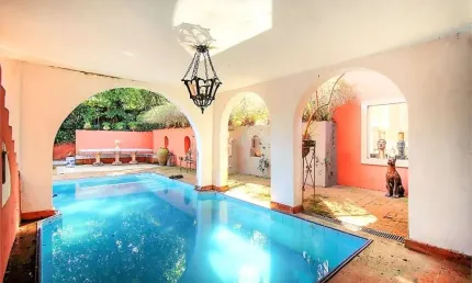 Magnífica casa em estilo Toscana em rua segura com cancela e dispõe de 1255 m² de área construída.