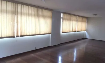 Maravilhoso condomínio em rua tranquila. Apartamento com 203m2 de área útil. Agende já sua visita !