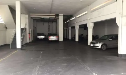 Prédio comercial à venda de 1800 m² com 3 andares, 1 mezanino, cobertura e 15 vagas.
