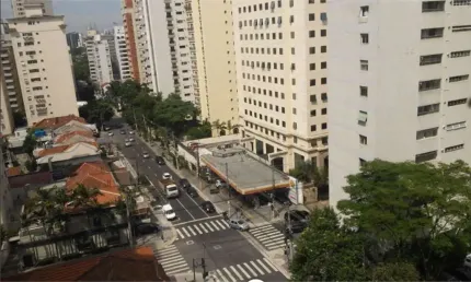 84mts; 2 dorm, 1 suíte, living para dois ambientes, sacada, área de serviço, 1 vaga.