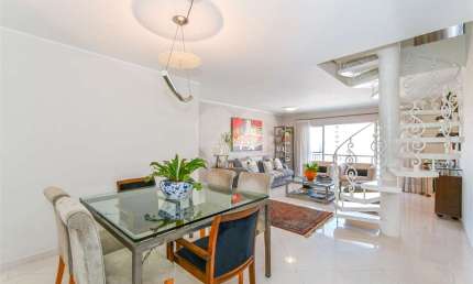 Cobertura Duplex, lindíssima com churrasqueira e piscina, ótima planta 303 útil.