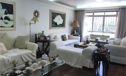 Apartamento à venda de 220 m² em Perdizes com 4 quartos sendo 2 suites e 3 vagas.