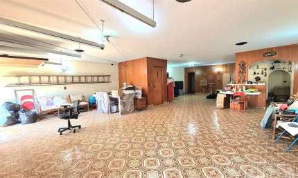 Casa com 4 dormitórios, 2 suítes, Master com closet, Living, quintal e muito mais!