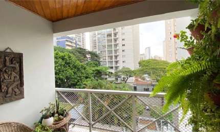 Imóvel à venda em Moema com 3 dormitórios, 1 suíte, 2 vagas, lazer completo.