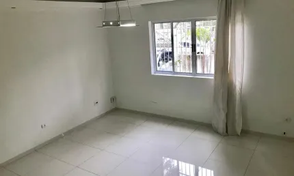 Casa comercial na Vila Olimpia. Rua com muita movimento. Ideal para comércios..