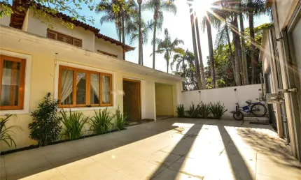 Jardim Europa Rua Itália casa com piscina, única na rua