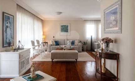 Apartamento à Venda em Moema – 198m², 4 Dormitórios (3 Suítes), 3 Vagas, Varanda Ampla