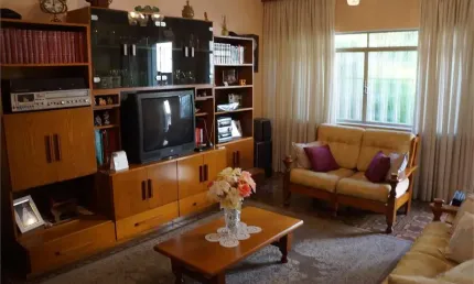 Sobrado com 4 dormitórios, sendo 1 suíte, com 485 m² de área útil, garagem para até 10 carros!